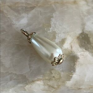 Elegant Pearl Drop Pendant